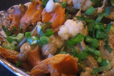 Салат-закуска из маринованных овощей и лисичек с ореховым соусом