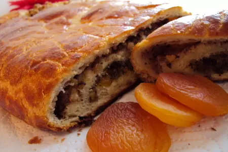 Пирог с курагой, маком и орехами по мотивом братиславского рулета