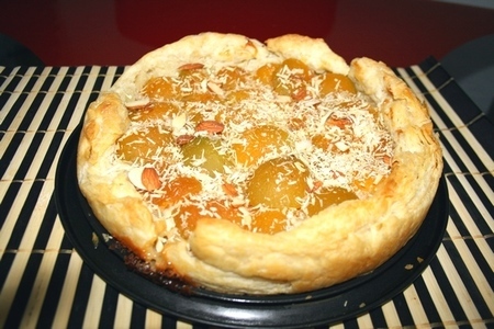 Фото к рецепту: Абрикосовый пирог из слоеного теста