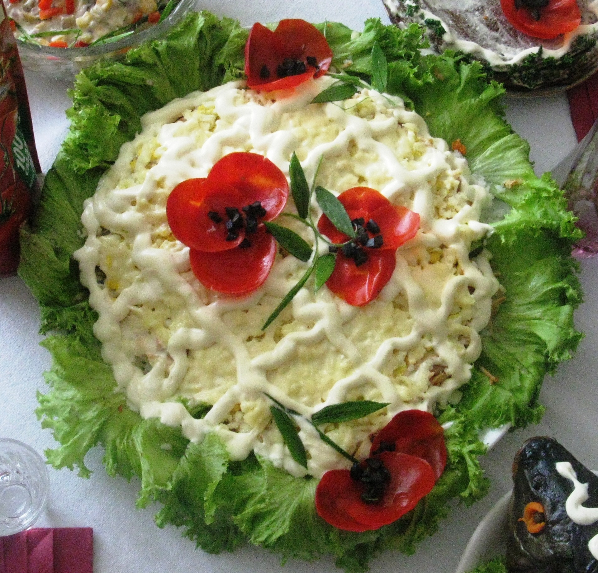 Весенние салаты на праздничный стол. Украшение салатов. Украсить салат помидорами. Салат украшен маками.