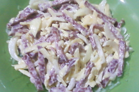 Фото к рецепту: Салат с сырокапчёной колбасой