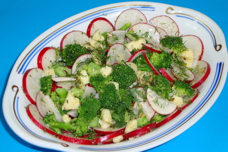 Салат  из  брокколи  с маринованным сыром