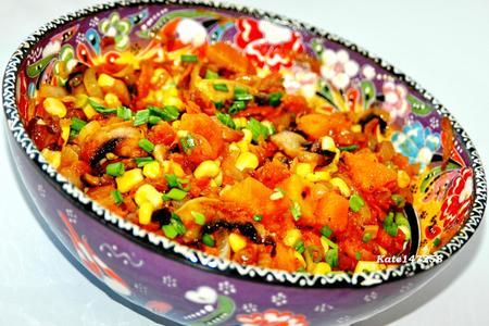 Фото к рецепту: Осенний овощной салат (с тыквой, грибами и другими)