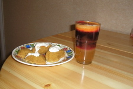 Фото к рецепту: Сок фруктово-овощной и котлетки паровые