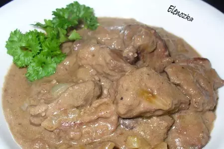 Печень индюшки и курицы в луково-винном соусе