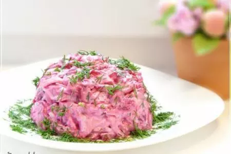 Очень простой салат из сыра, яиц и свеклы