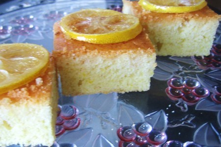 Фото к рецепту: Восхитительный лимонный пирог с засахаренными ломтиками лимона