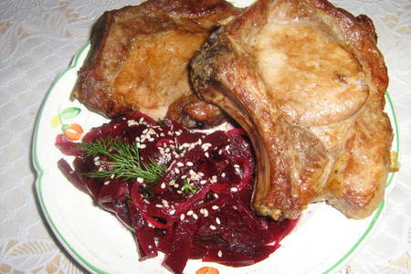 Фото к рецепту: Свиная корейка-гриль с гарниром из маринованной свеклы.