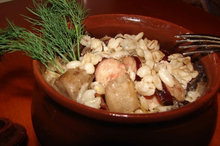 Перловка с копчёными колбасками и грибами