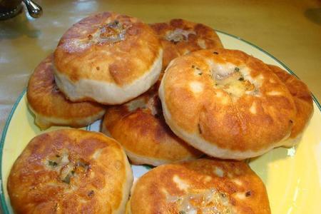 Фото к рецепту: Грибные "беляши" или открытые пирожки с грибами