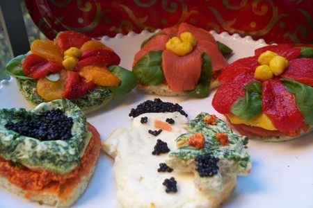 Фото к рецепту: Несколько идей оформления новогодних  бутербродов !!!