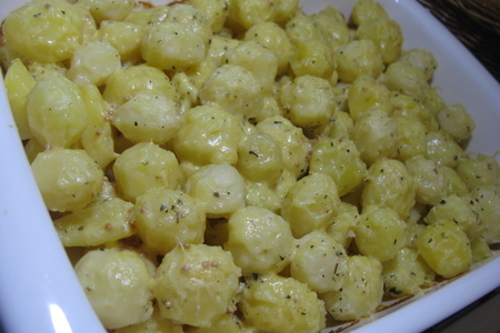 Фото к рецепту: Картофель запечёный с заливкой и сыром