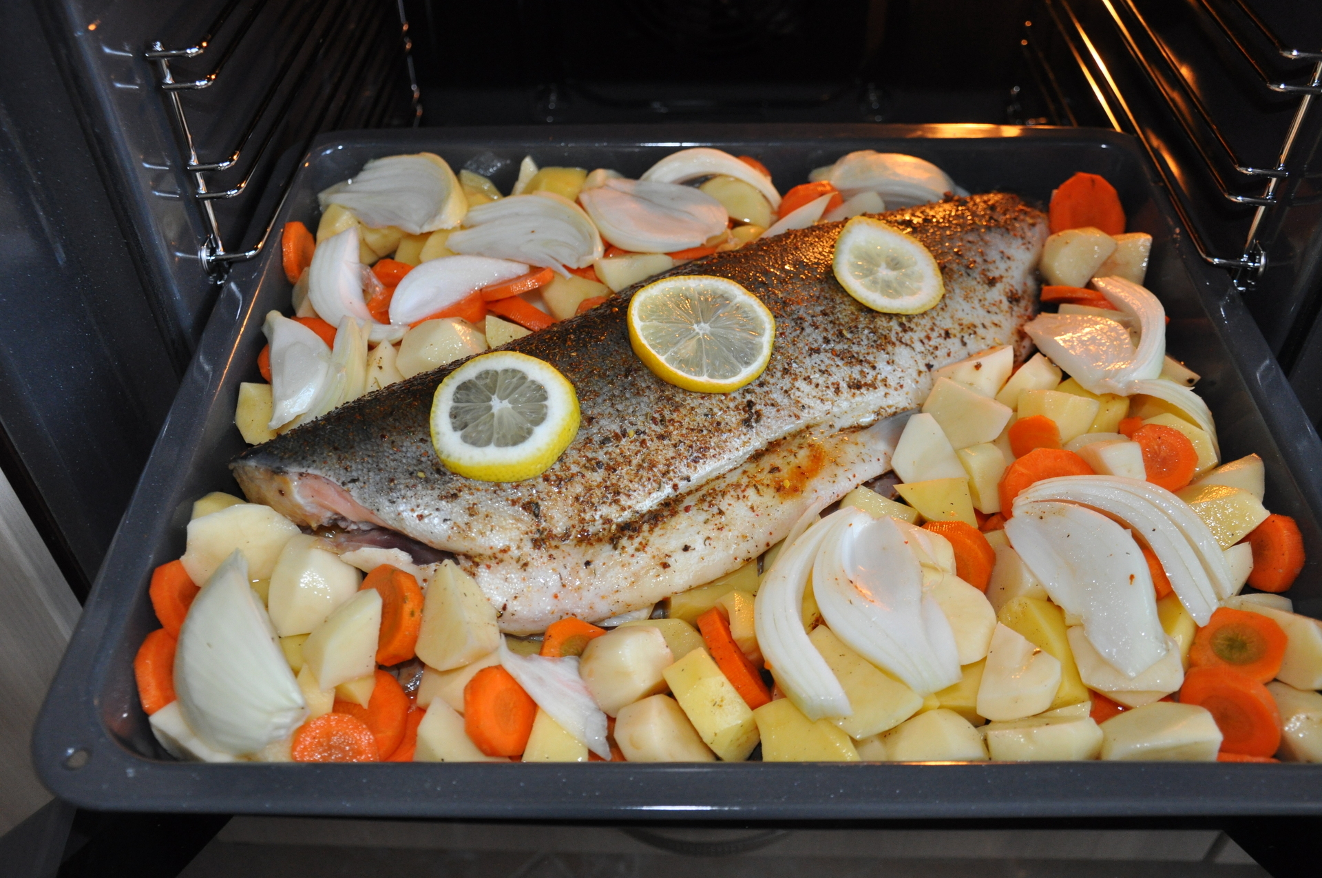 Что можно сделать вкусного в духовке. Рыба в духовке. Рыба с овощами в духовке. Рыба запечённая в духовке с овощами. Горбуша с овощами в духовке.