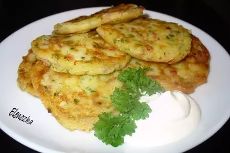 Картофельные оладушки с ветчиной,жареным луком и зеленью