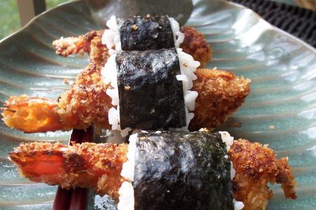 Фото к рецепту: Роллы с креветками  из книги  fiona smith  " всё про суши"