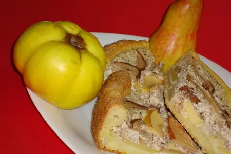 Творожный пирог с айвой и грушей