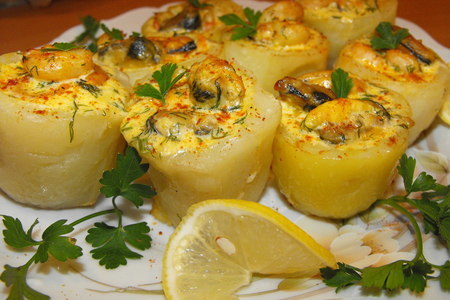 Фото к рецепту: Картофельные стаканчики с морепродуктами