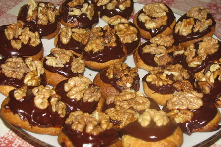 Медовое печенье с шоколадом и орехами