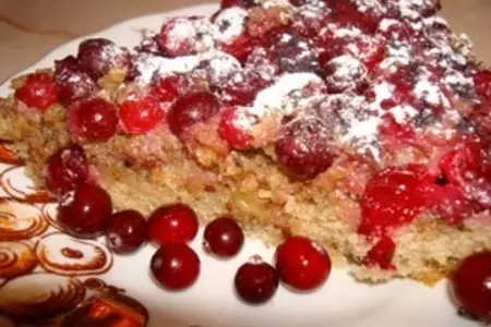 Клюквенный пирог с грецкими орехами