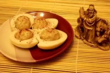Фаршированные икрой мойвы яйца