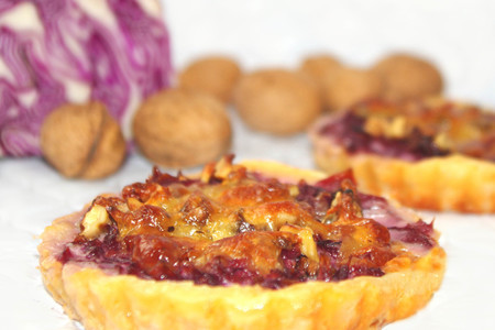 Фото к рецепту: Тарталетки с краснокочанной капустой, сыром и грецкими орехами
