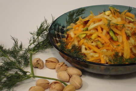 Салат из кольраби с морковью и фисташками