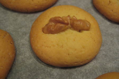Фото к рецепту: Песочное печенье с орешком