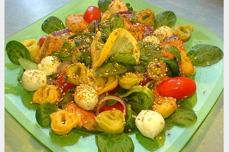 Салат  с тортеллини и рыбой (сытно, почти как обед)