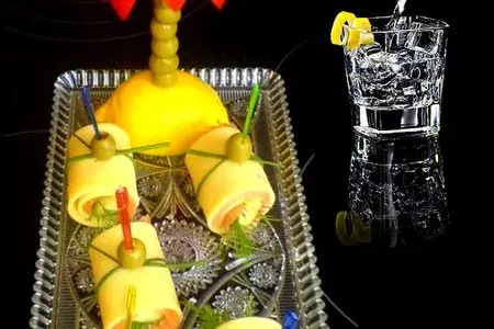 Закуска по-русски "сырные рулетики с лососем"