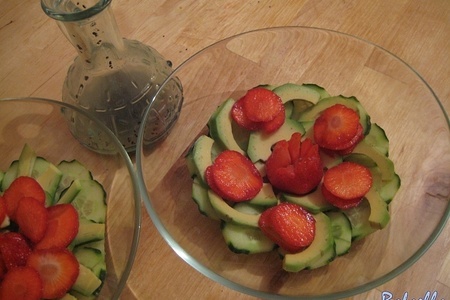 Фото к рецепту: Салат из клубники, огурцов и авокадо
