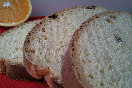 Фото к рецепту: Хлеб сладкий (апельсиново-изюмный)