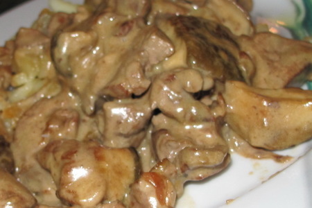 Гусиная печенка с белыми грибами в сливочном соусе