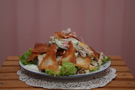 Фото к рецепту: Салат с хрустящим лавашем и свининой
