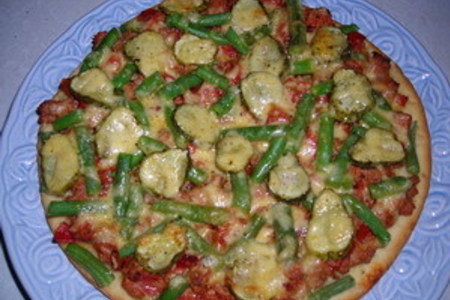 Пицца с зелёной фасолью и маринованым огурчиком