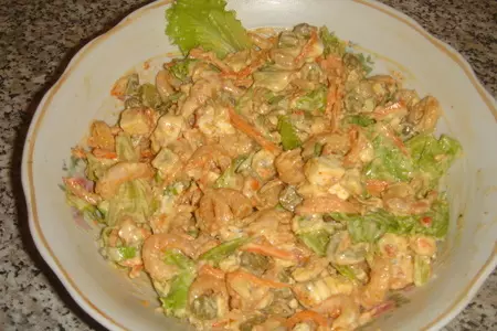 Салат из жареных креветок