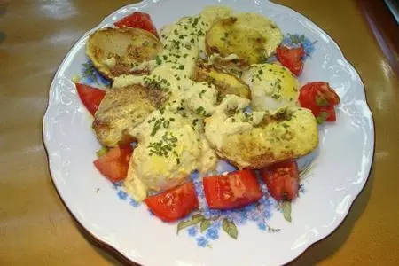 Картофель и яйца, запеченные под соусом карри