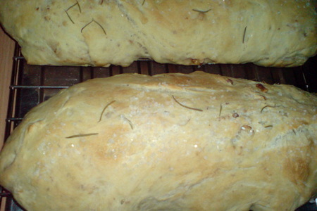Фото к рецепту: Фокачча с грецкими орехами и розмарином
