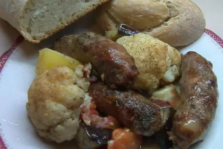 Колбаски, запеченные с овощами и травами. вариация на тему. ну и конечно хлебушек, куда без него
