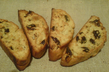 Фото к рецепту: Бискотти с грецкими орехами и черносливом