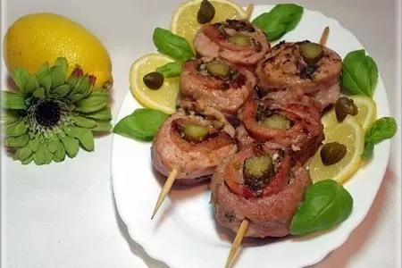Мясные рулетики на шпажках с корнишонами и творожно-паштетной начинкой.