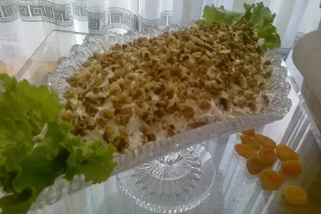 Вкусный салат с курагой и орехами