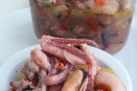 Фото к рецепту: Замаринованные  осьминоги, устрицы, креветки, кальмары, гребешки