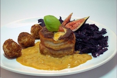 Фото к рецепту: Филе говядины под медово-инжирным соусом.
