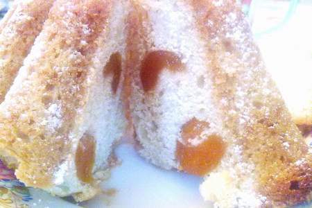Фото к рецепту: Сочный кекс с абрикосами