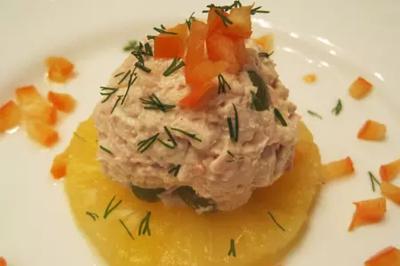 Салат из нежной курицы с виноградом и ананасом