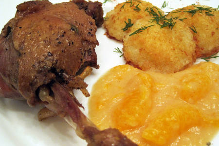 Фото к рецепту: Утка "конфи" с грушево-мандариновым соусом и картофелем.