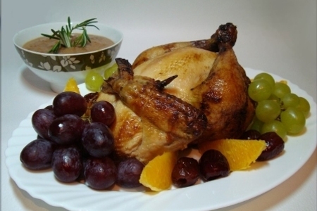 Курица, запечённая с виноградом, финиками и имбирём в медовой глазури.
