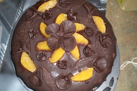 Сырно-апельсиновый торт с шоколадной мастикой