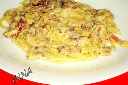 Спагетти  с шампиньонами и вялеными помидорами.