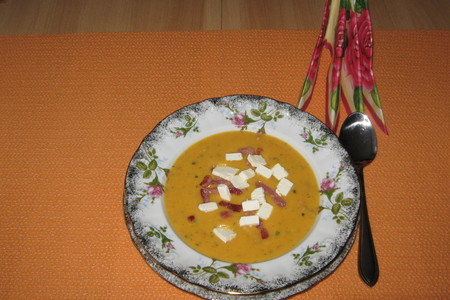 Фото к рецепту: Морковный суп-пюре с брынзой